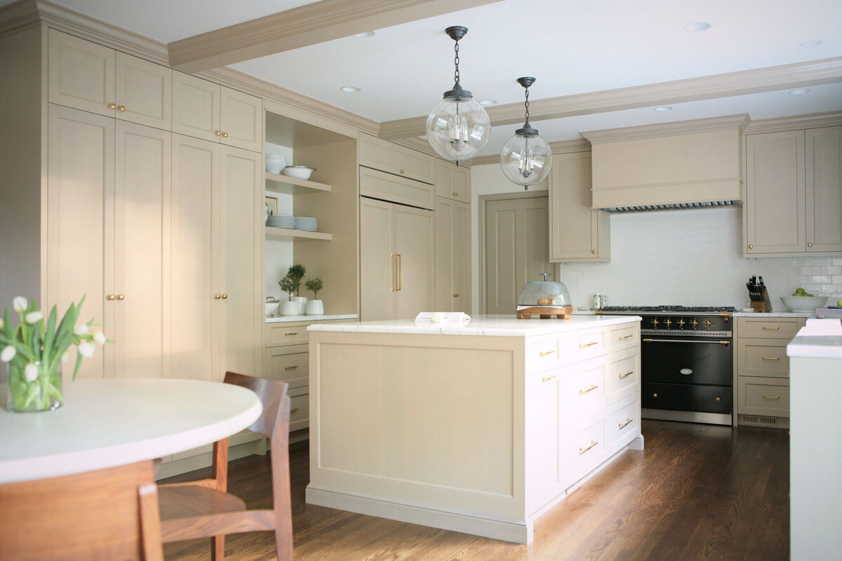 03-neutral-color-flood-beam-kitchen-french-range