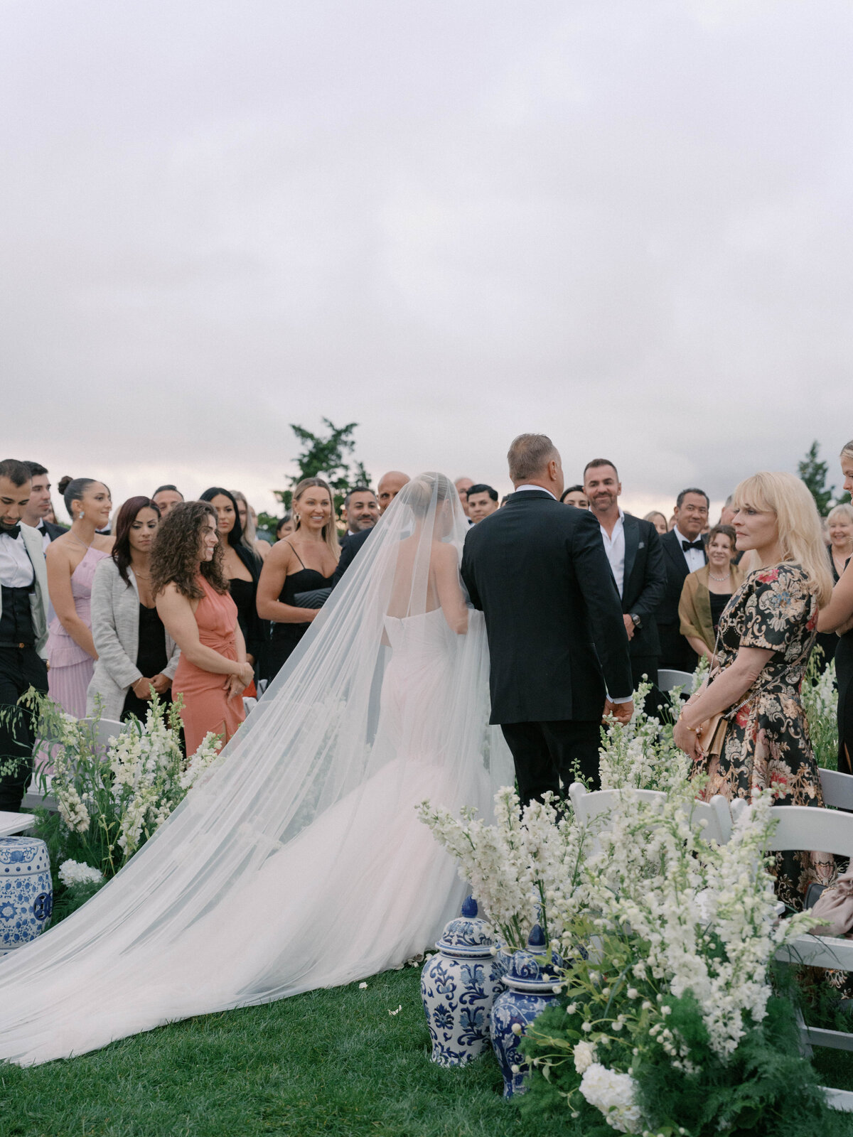 coastal-elegant-outdoor-wedding-ceremony-castle-hill-inn