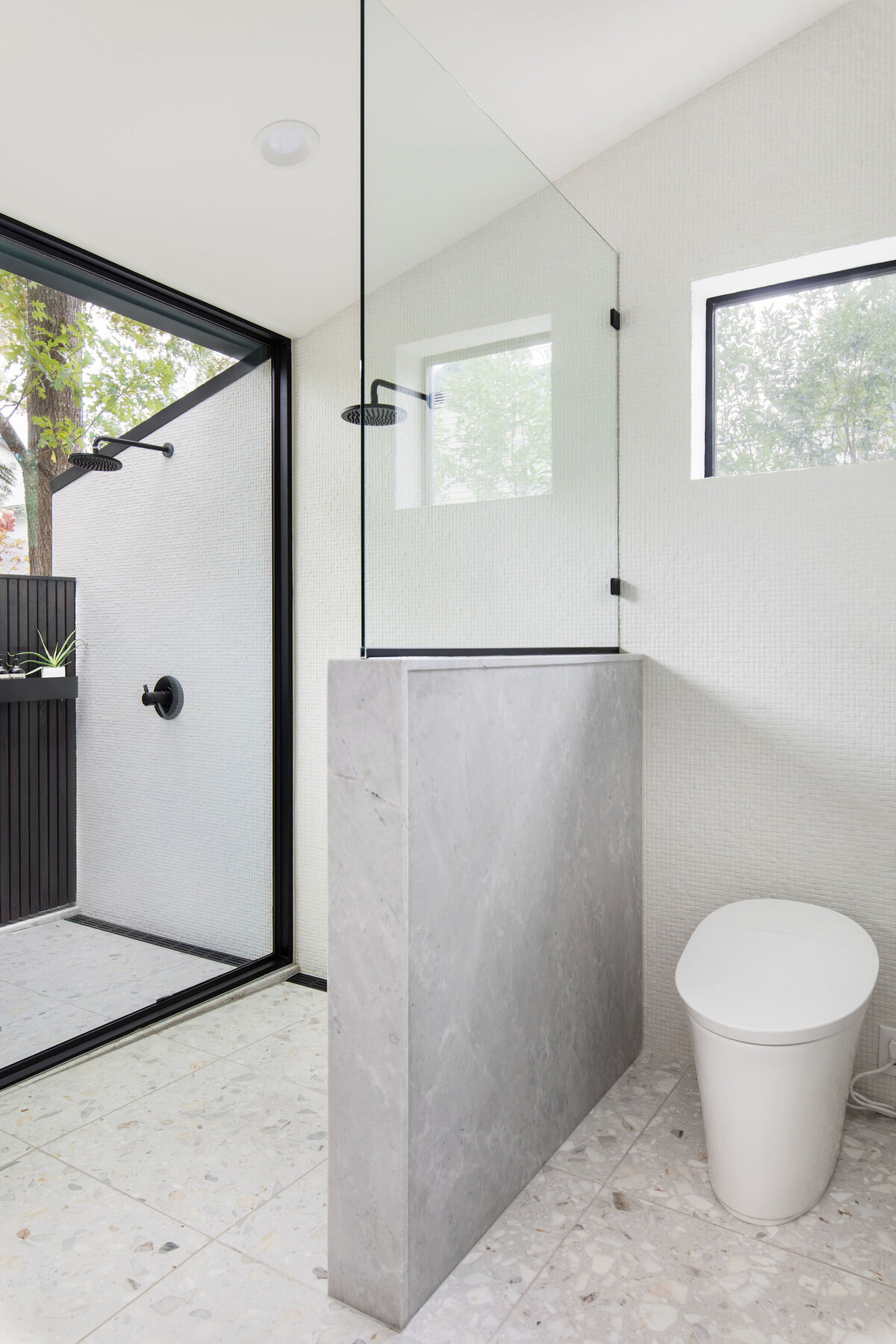 hello-home-modern-bathroom-outdoor-shower-design-austin-luxury-home-interior-10