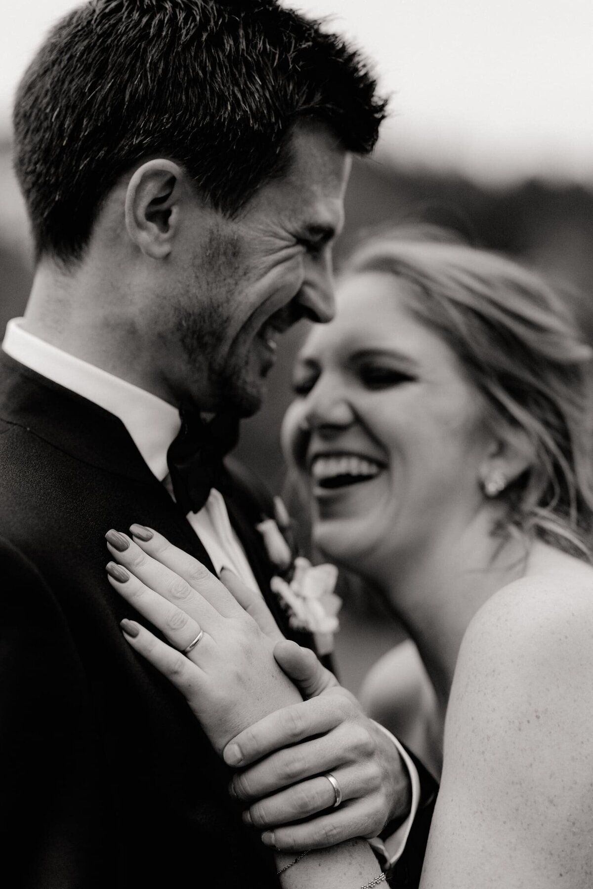 Berenice-et-Remy-mariage-couple-exterieur-foret9