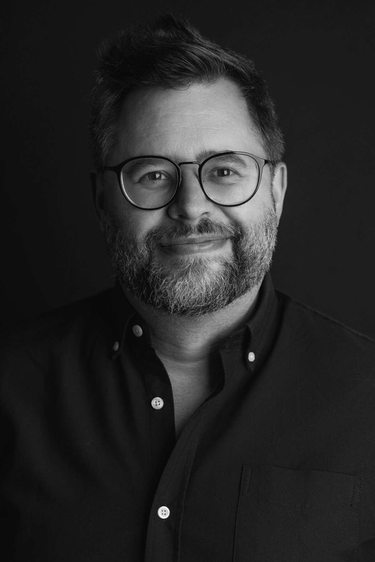 Photographie en studio sur fond foncé Noir et Blanc