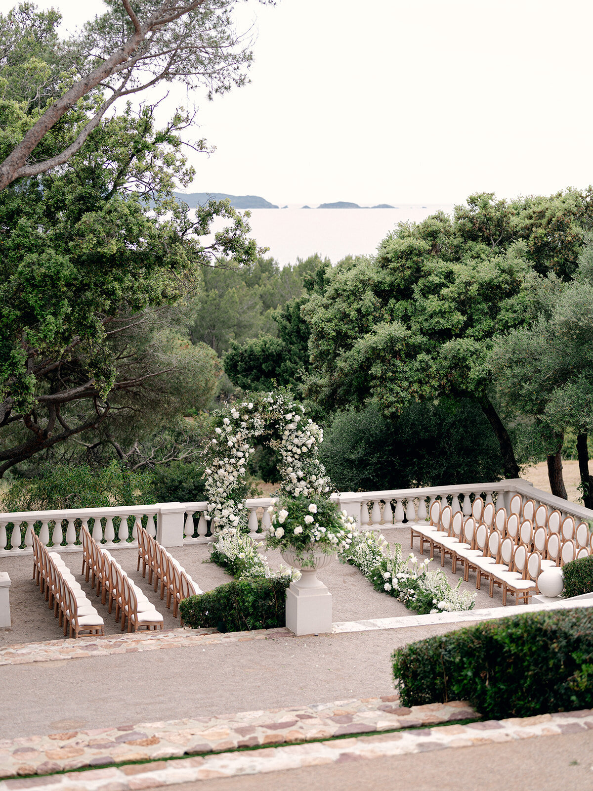 08-intimate-destination-wedding-french-riviera-with-white-flowers