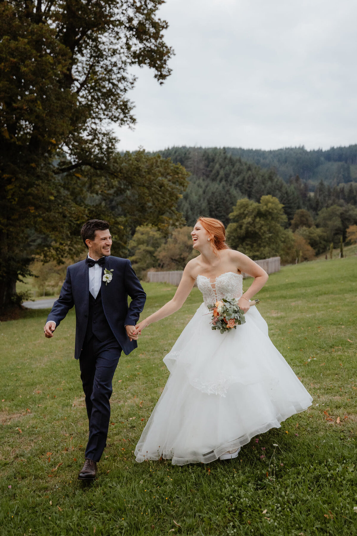 Berenice-et-Remy-mariage-couple-exterieur-foret5
