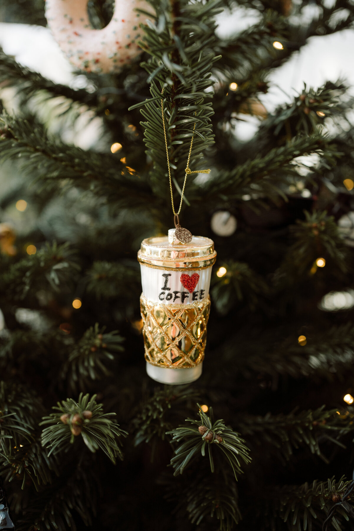 Lifestyle fotoshoot van een gezin dat samen de kerstboom optuigt, met focus op de gezelligheid en de kleine, magische momenten van de feestdagen.