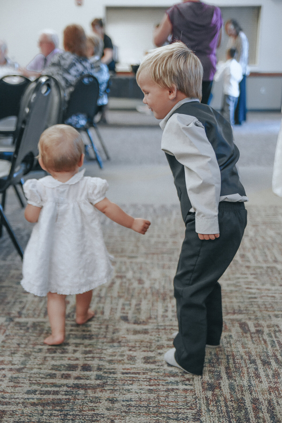 wedding speeches and cake | Iowa wedding photographer | Iowa Photographer | Playlife | Cedar Rapids | Iowa City | Kalona | Alaynna Ann Schwartz-34