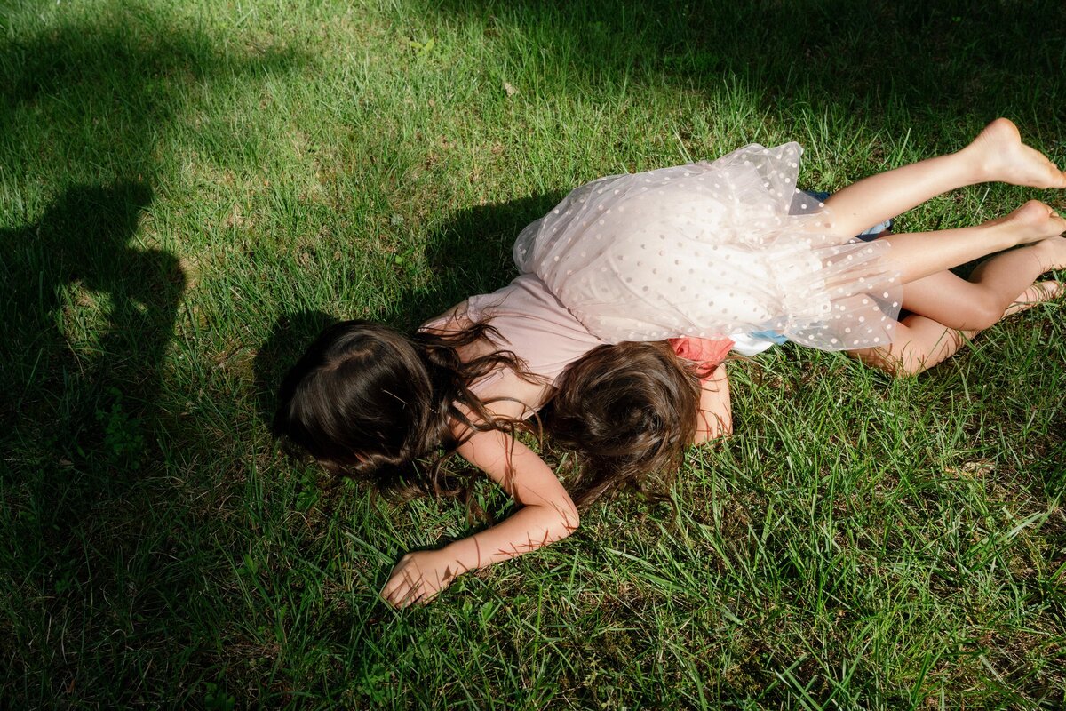 brides-nieces-playing-backyward-wedding
