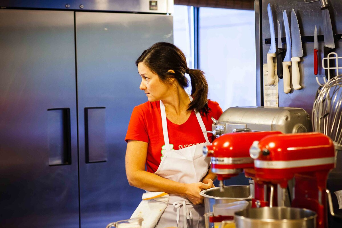 sugar-pine-cakery-chef-uses-red-kitchen-aid-mixer-lake-forest-tahoe