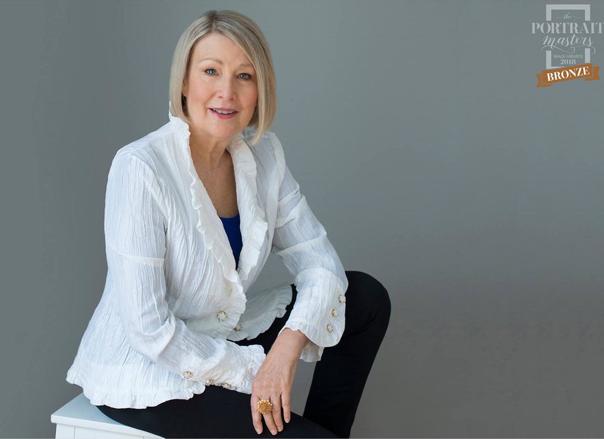Portrait Photographer specialising in women's portraits offering Personal Branding, Business Branding, Headshots, Makeover Photoshoots in Mississauga, Oakville, Milton, Burlington, Toronto, GTA
