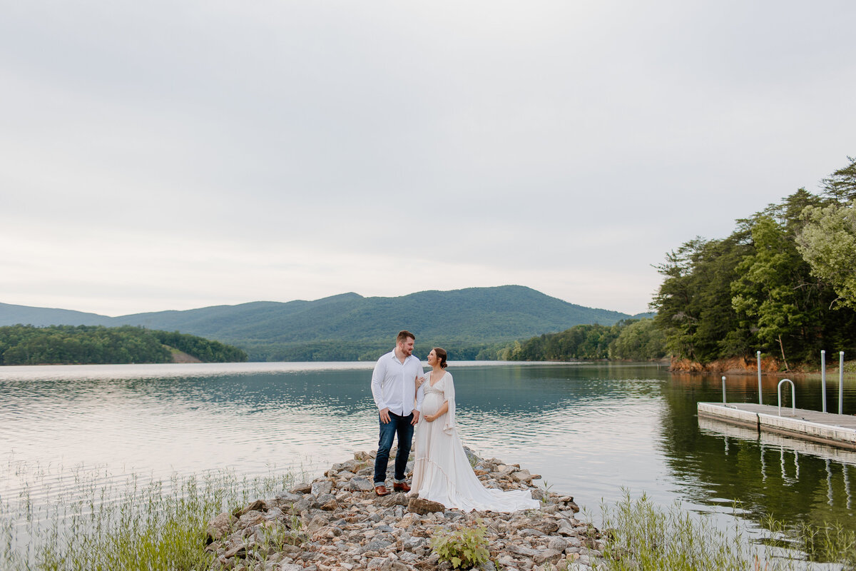 Documentary-Maternity-Session-at-Carvins-Cove-RJ-10 2