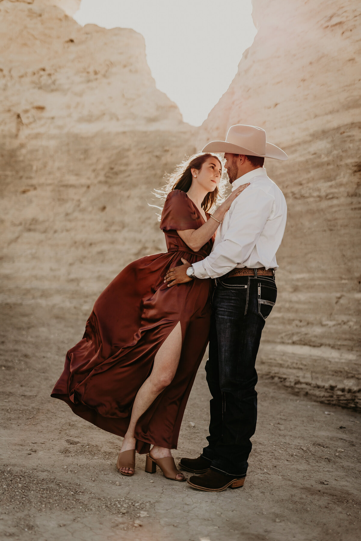 ENGAGEMENT SESSION AT MONUMENT ROCK