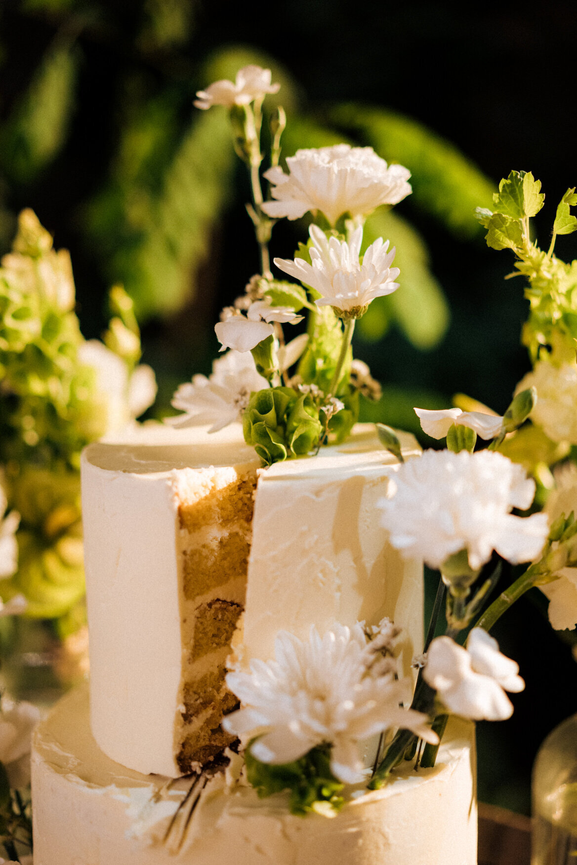 wedding-cake-cutting-and-champagne-french-chateau6