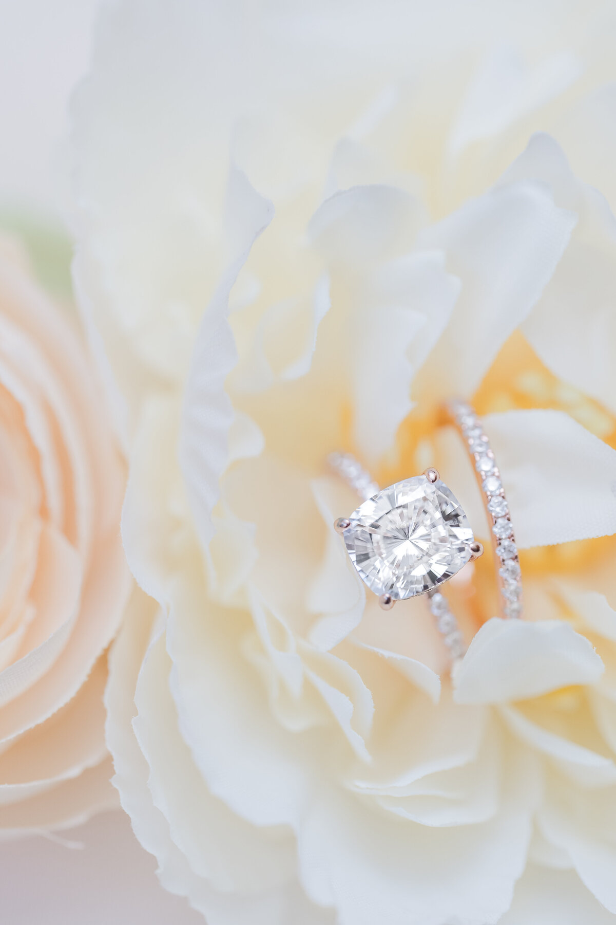 wedding rings details flowers