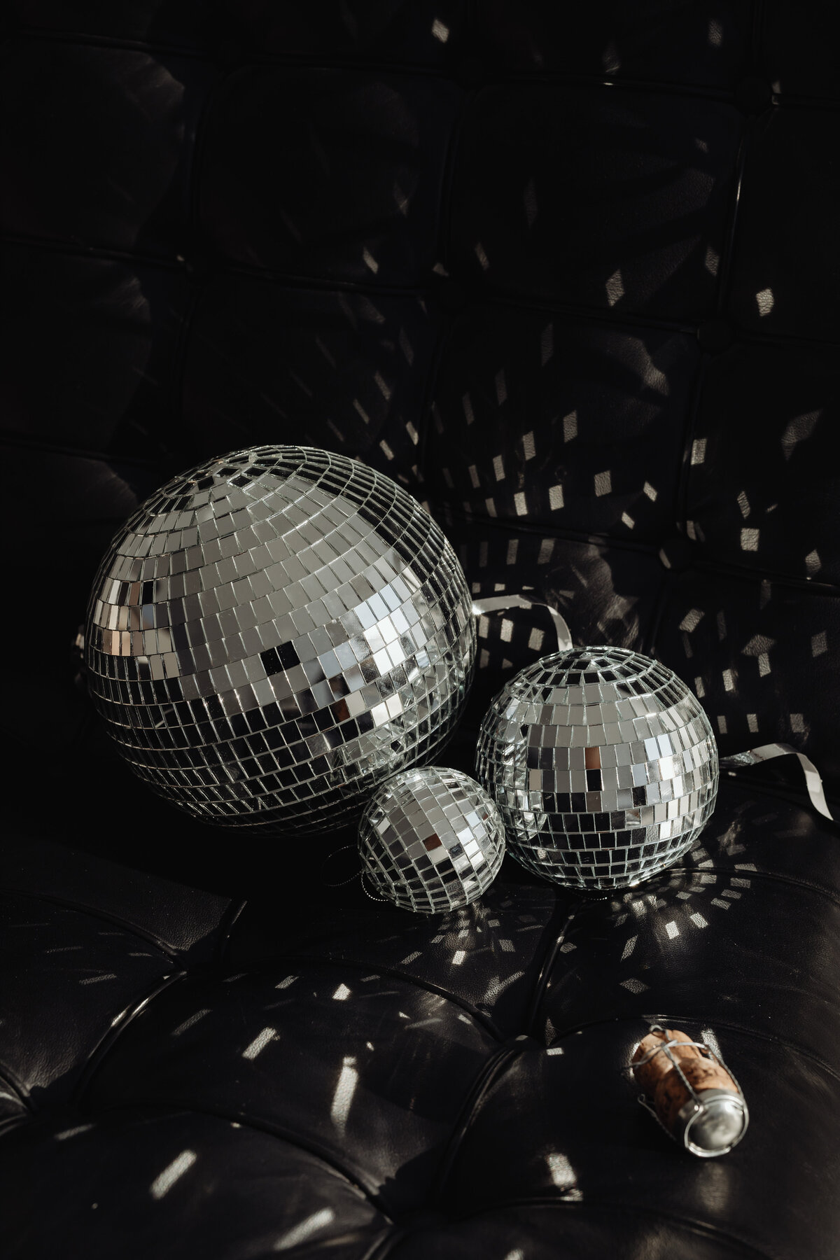kaboompics_new-years-eve-party-mess-confetti-disco-balls-29293