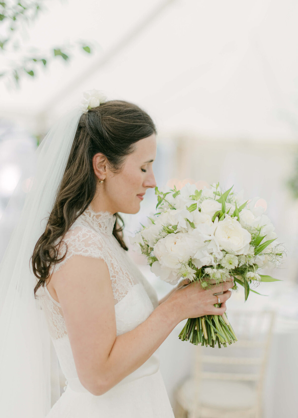 chloe-winstanley-weddings-wiltshire-hatch-house-bride-boquet