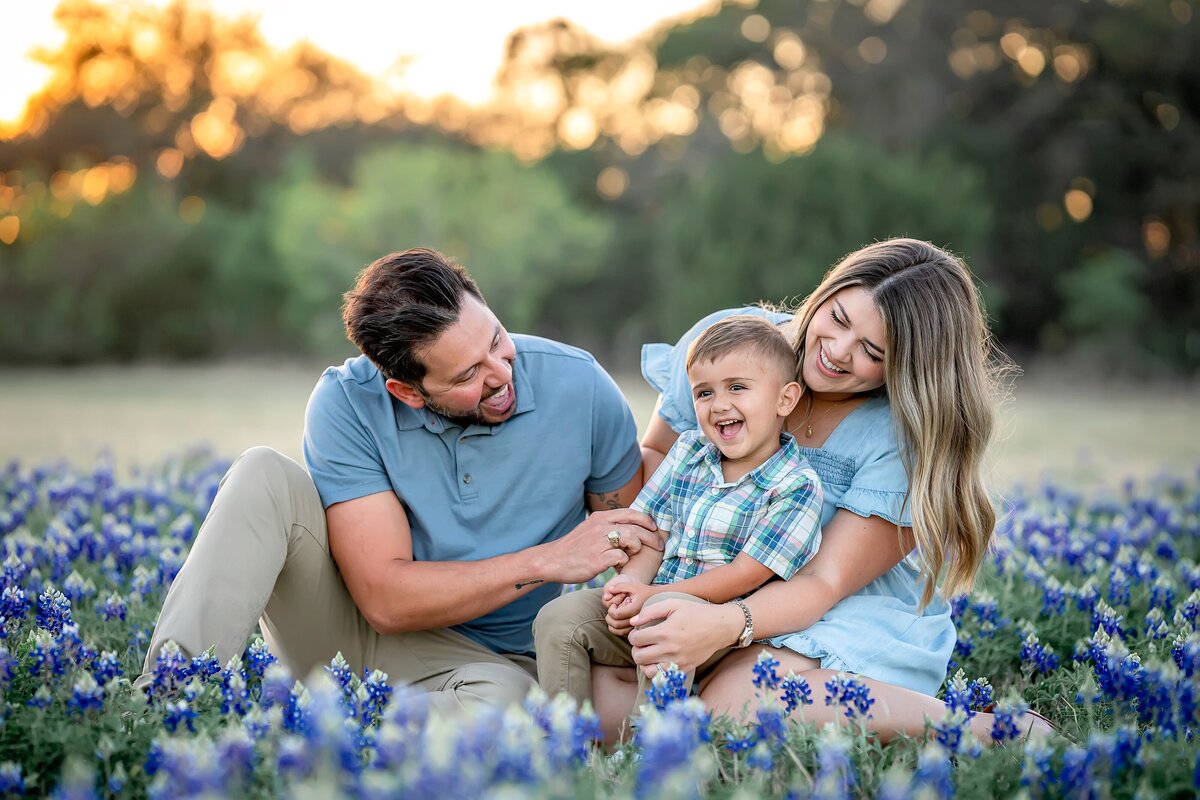 family_in_bluebonnets_09