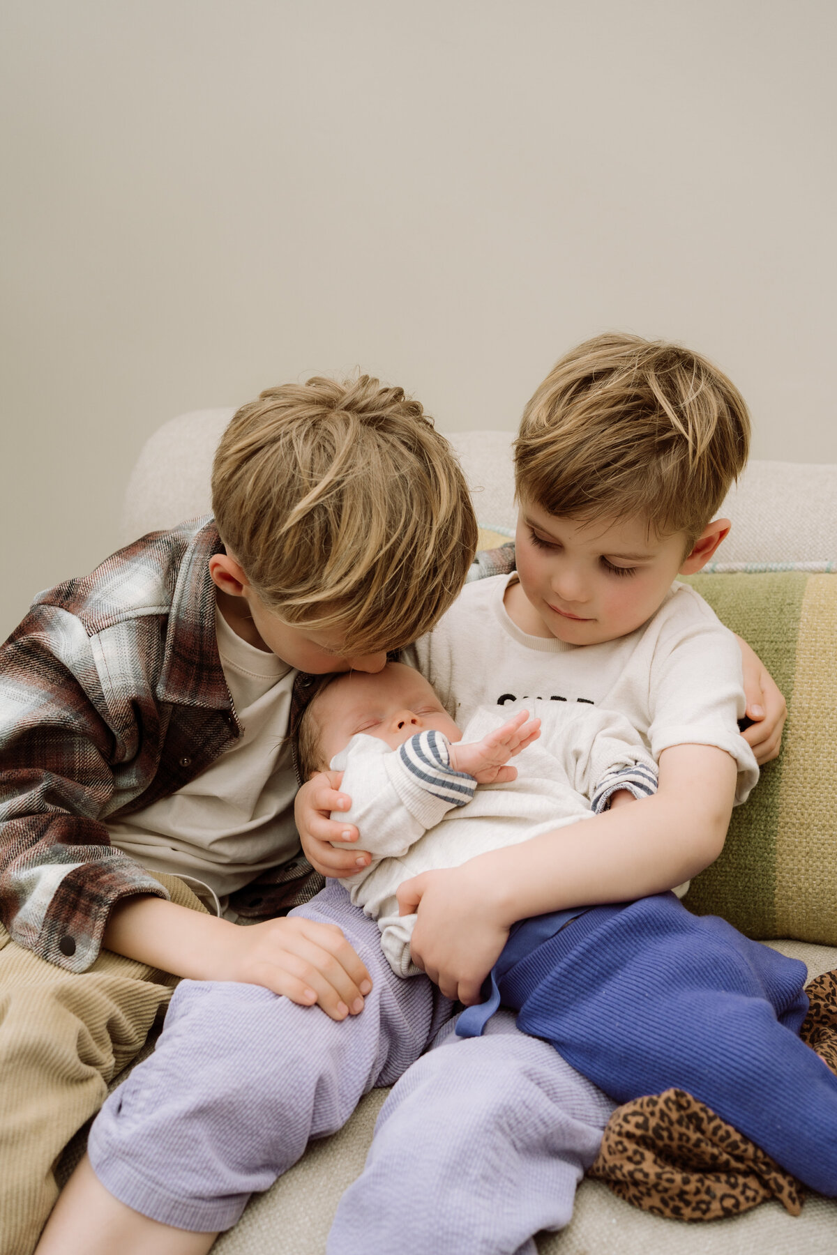 Newborn fotografie van een baby van enkele weken oud, vastgelegd in huis en aan zee. Intieme momenten van een pasgeboren baby, vol met de heerlijke chaos van het gezinsleven.
