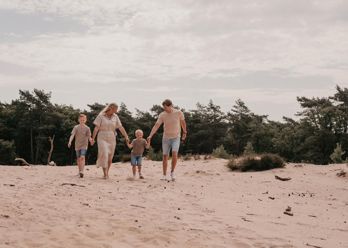liefdevolle-gezinsfotografie-laren-duinen-leukfotografie (110 van 114)