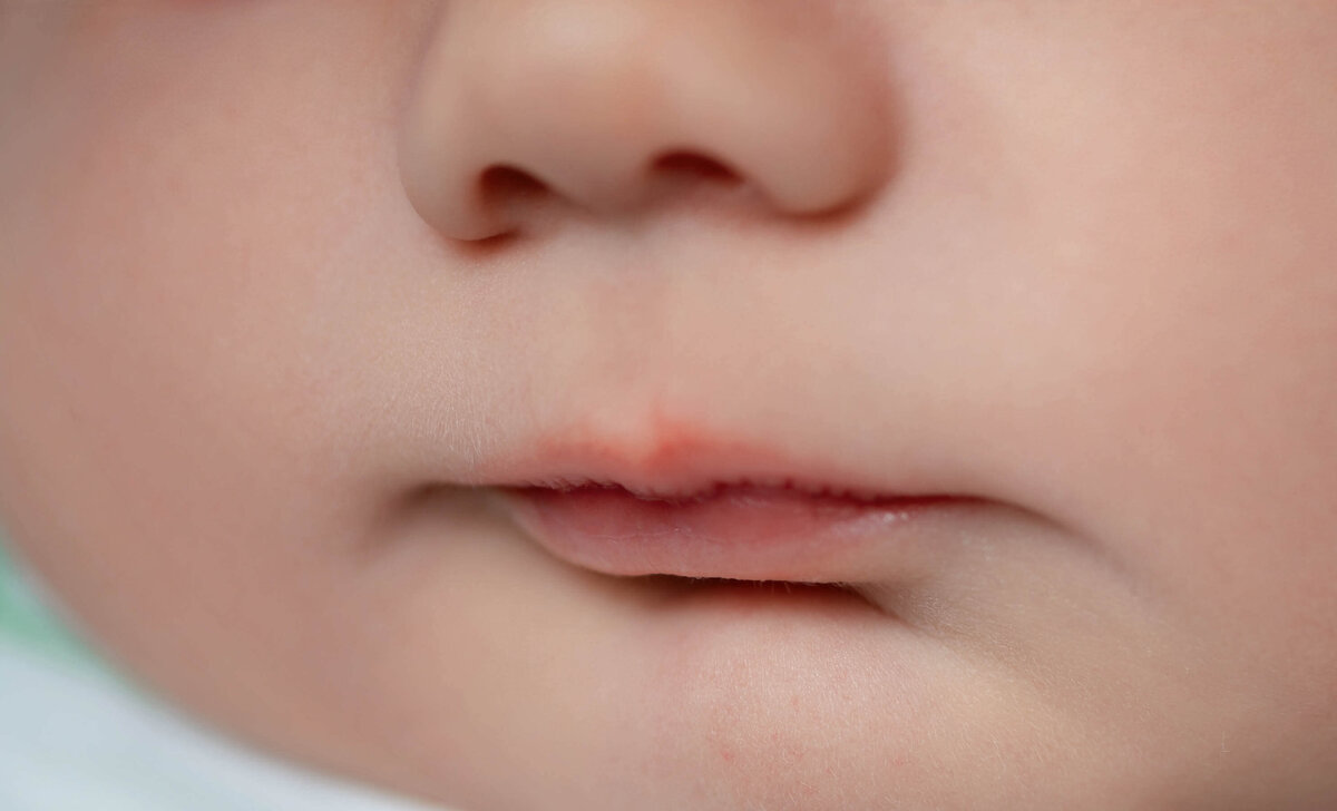 studio-newborn-photography-baby-lips
