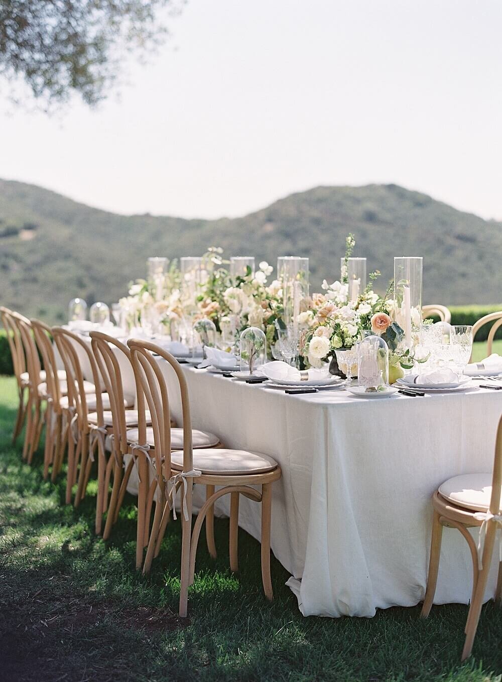 al fresco wedding reception outdoors with peach and cream at cal-a-vie wedding | Jacqueline Benét