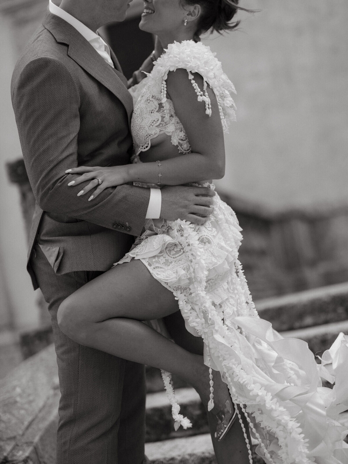 vizcaya-engagement-intimate-embrace