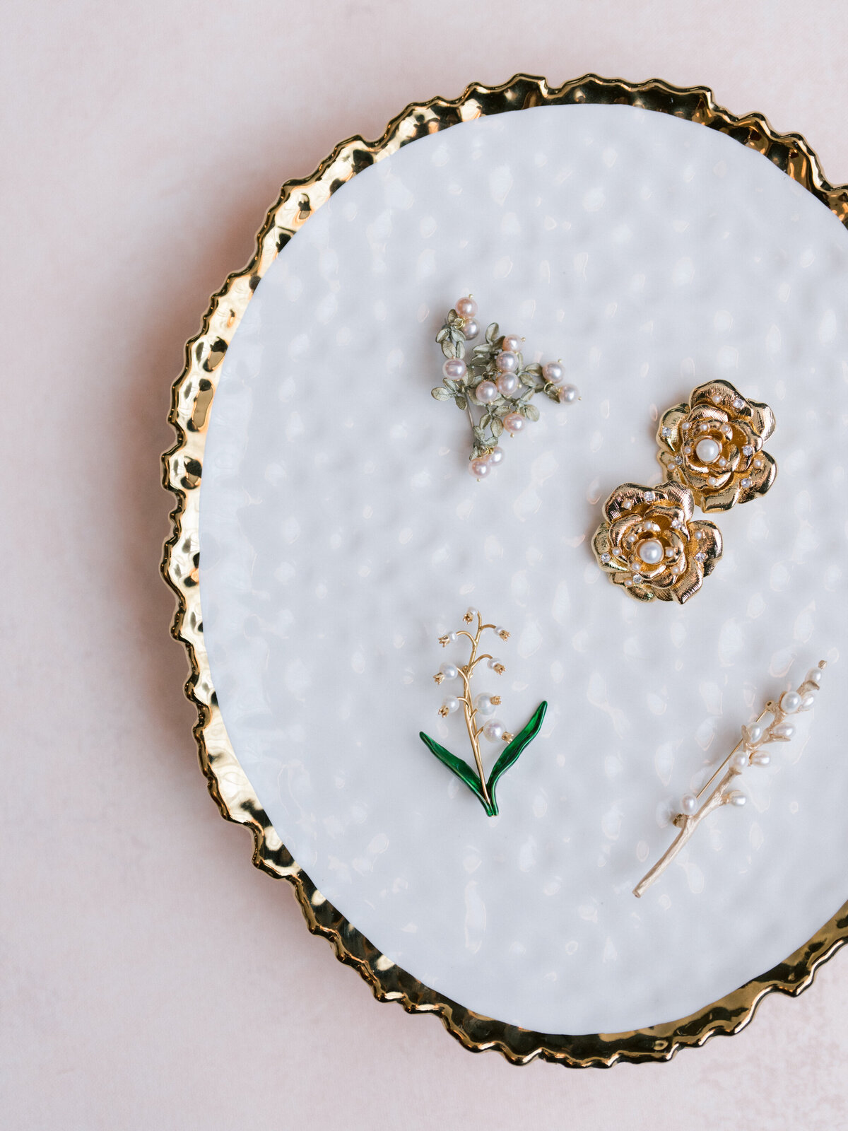 Groom and groomsmen brooches boutonnieres_top luxury wedding planner in US