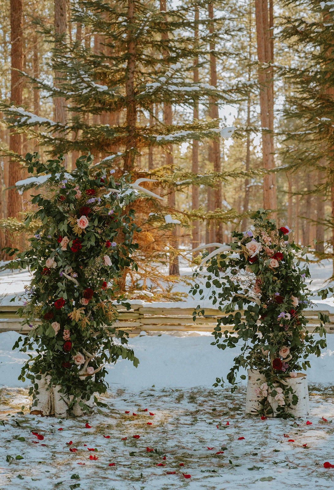 winter-snow-wedding-five-pine-lodge-oregon-venue-february-sun-colorful-western-chic-fur-blankets-candles01243