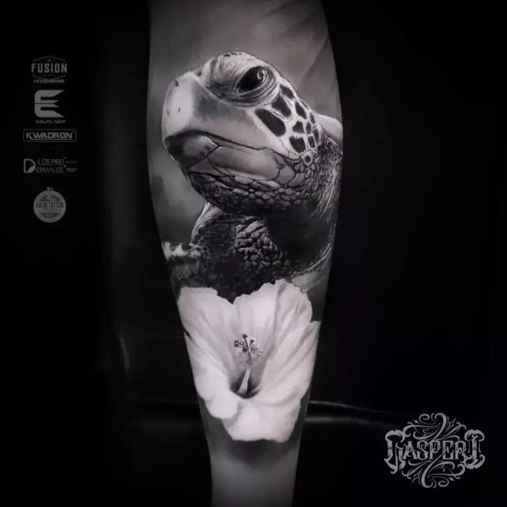 roberto-guest-artist-bloodyink-tattoo-studio-hinwil-2023 (2)