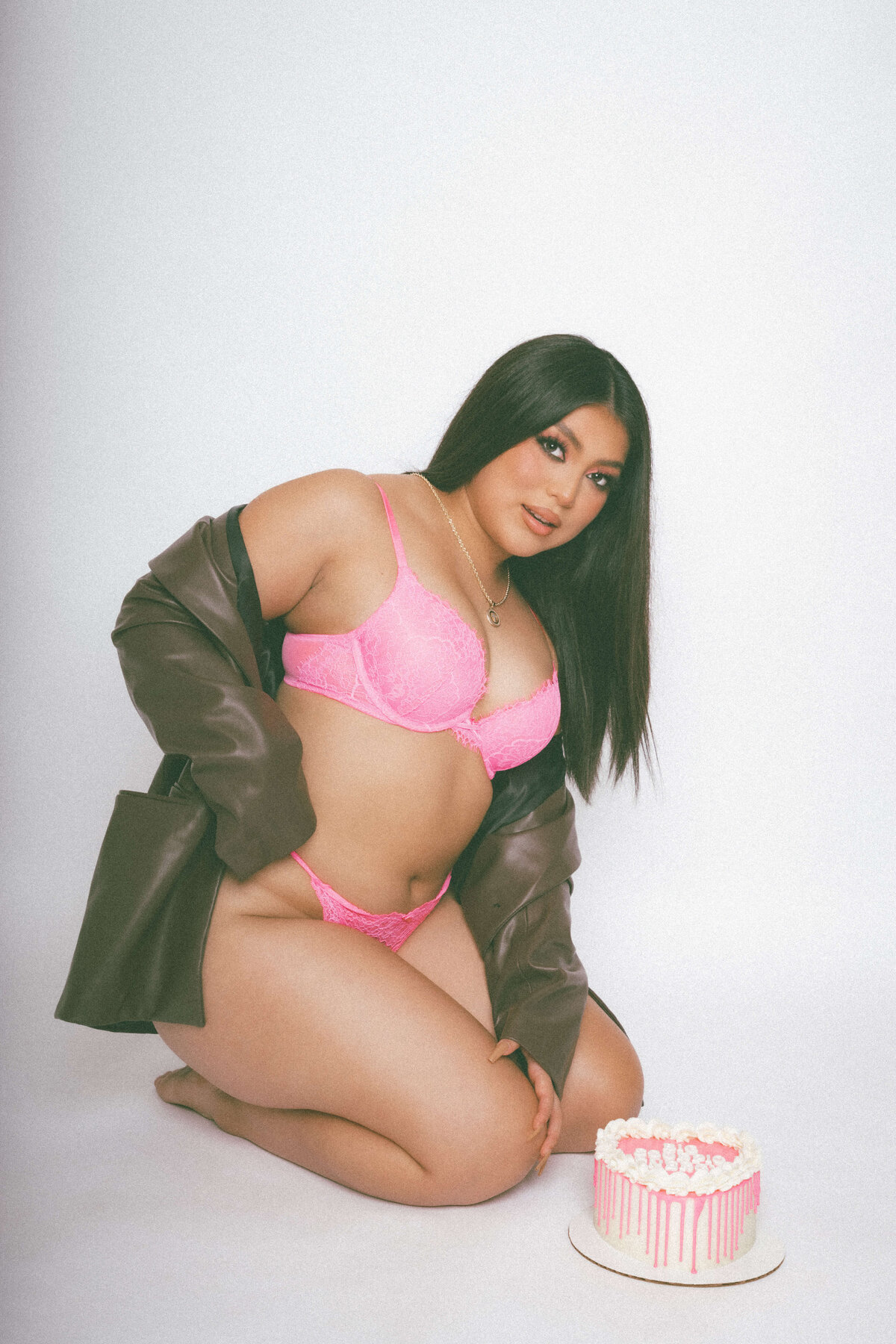 boudoir-birthday-studio-cake-pink-lingerie