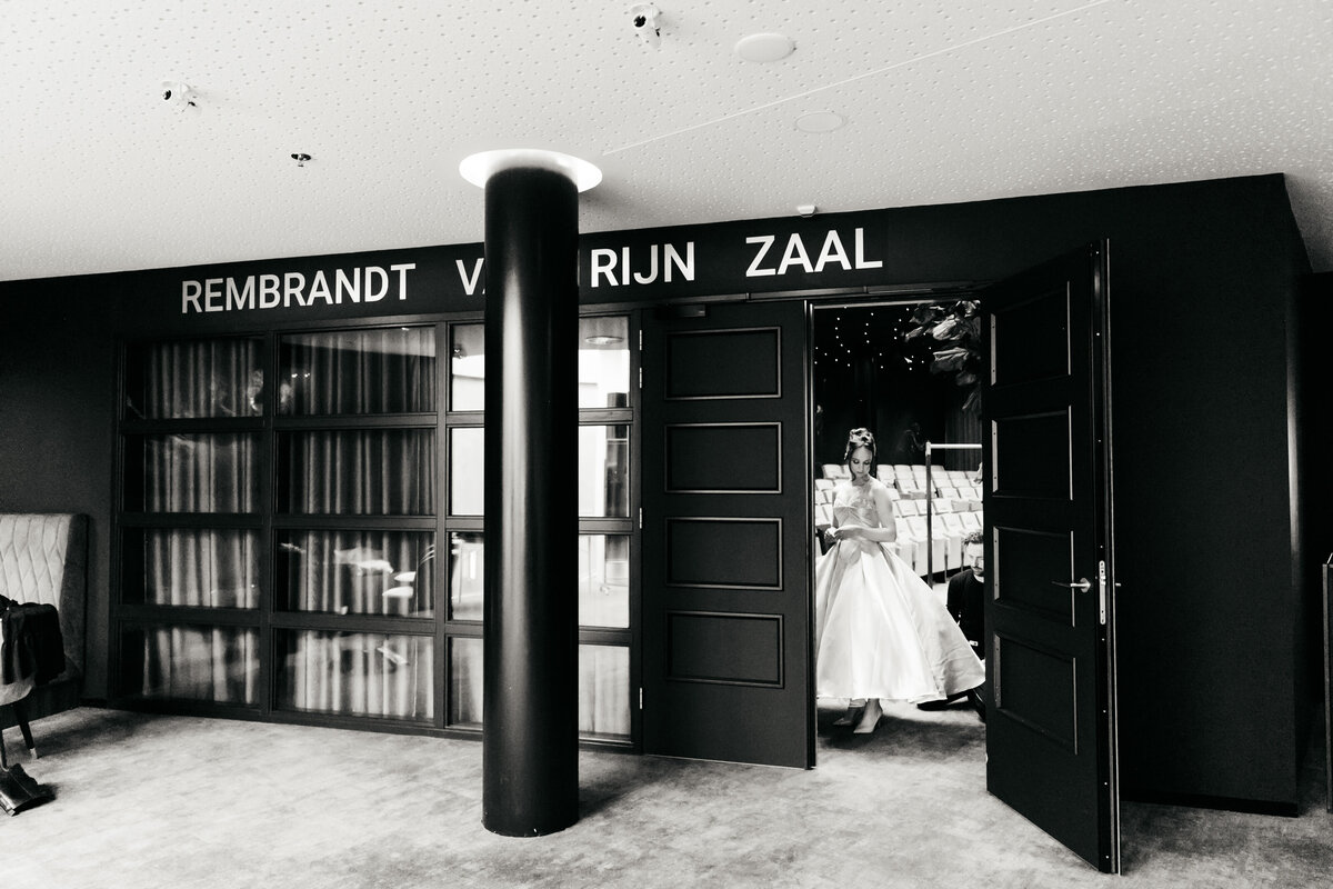 Wijd shot van de foyer in het AFAS Theater in Leusden. Actrice in galajurk.