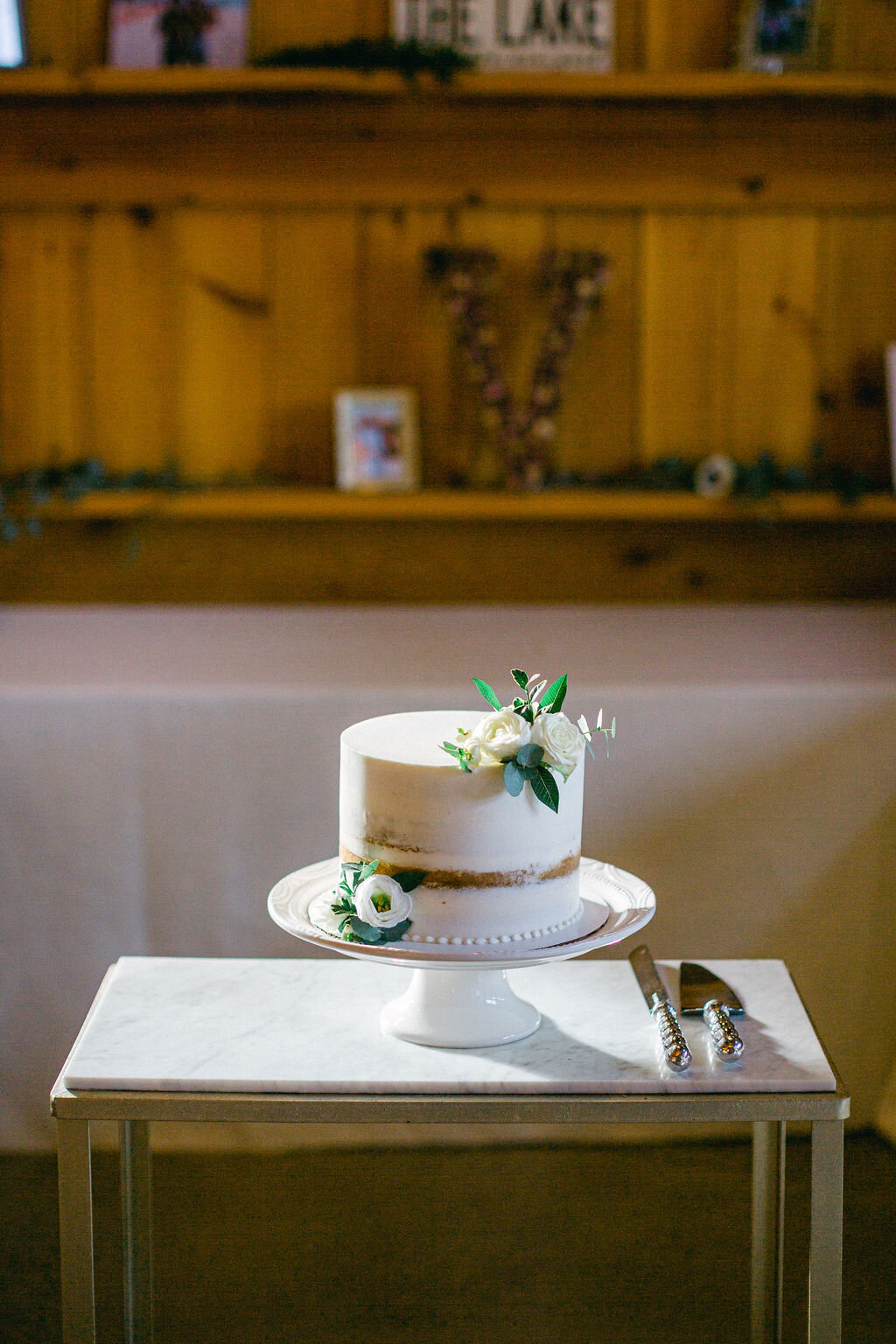simple-wedding-custting-cake