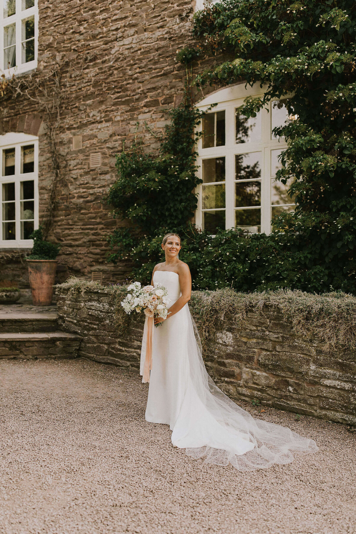 Issy-and-Bella-Floral-Design-Wedding-Florist-Herefordshire-Dewsall-Court-N-Z18