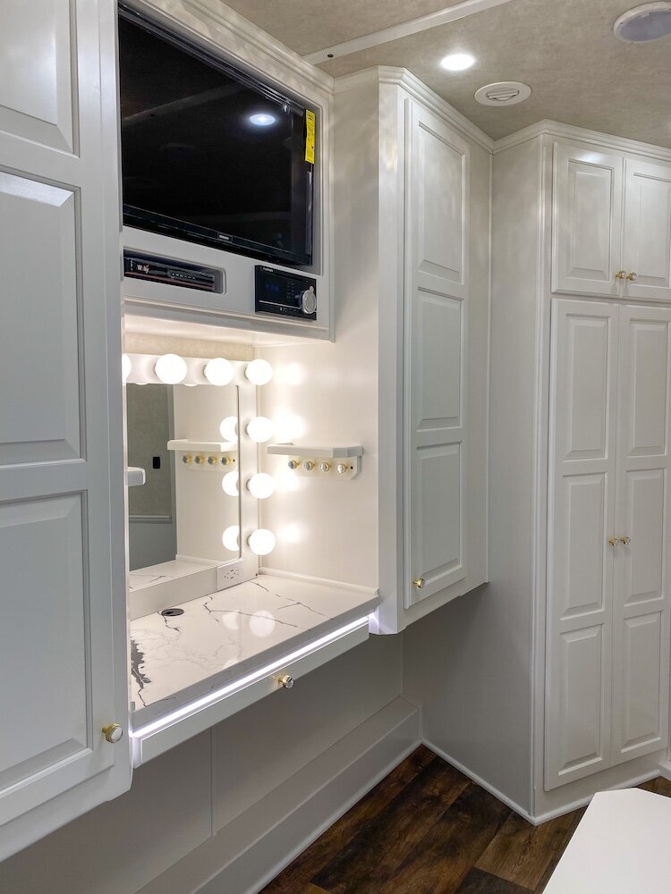 luxury-living-quarter-horse-trailers-trail-boss-conversions-nose-14