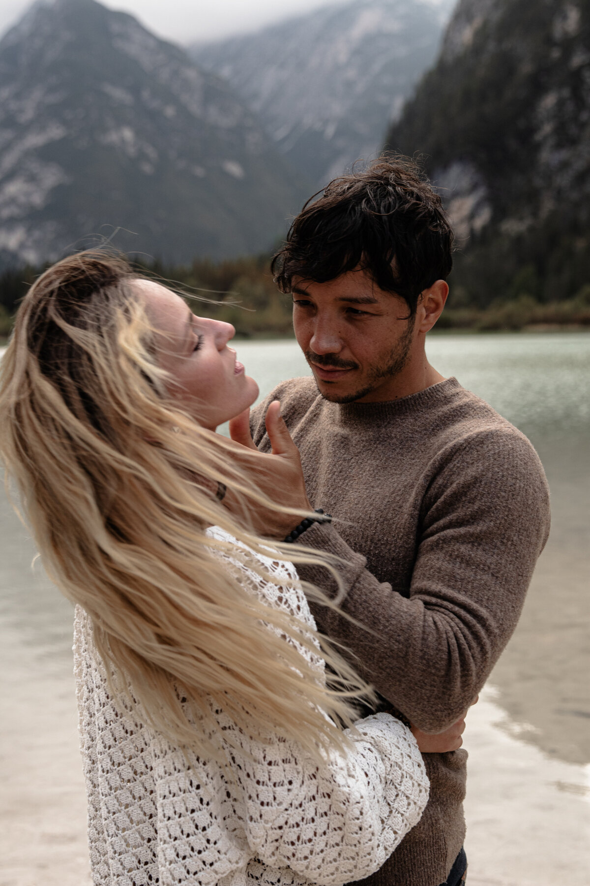 Romantic coupleshoot by the serene waters of the Dolomites