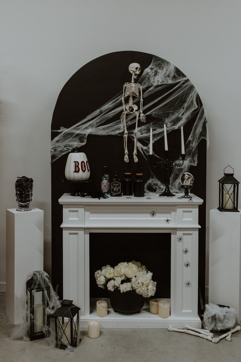 Photo d'un décor "clé-en-main" réalisé par Boum des Bambins disponible à la location : fausse cheminée, squelette et toile d'araignée. Photo de Chloé Laydevant