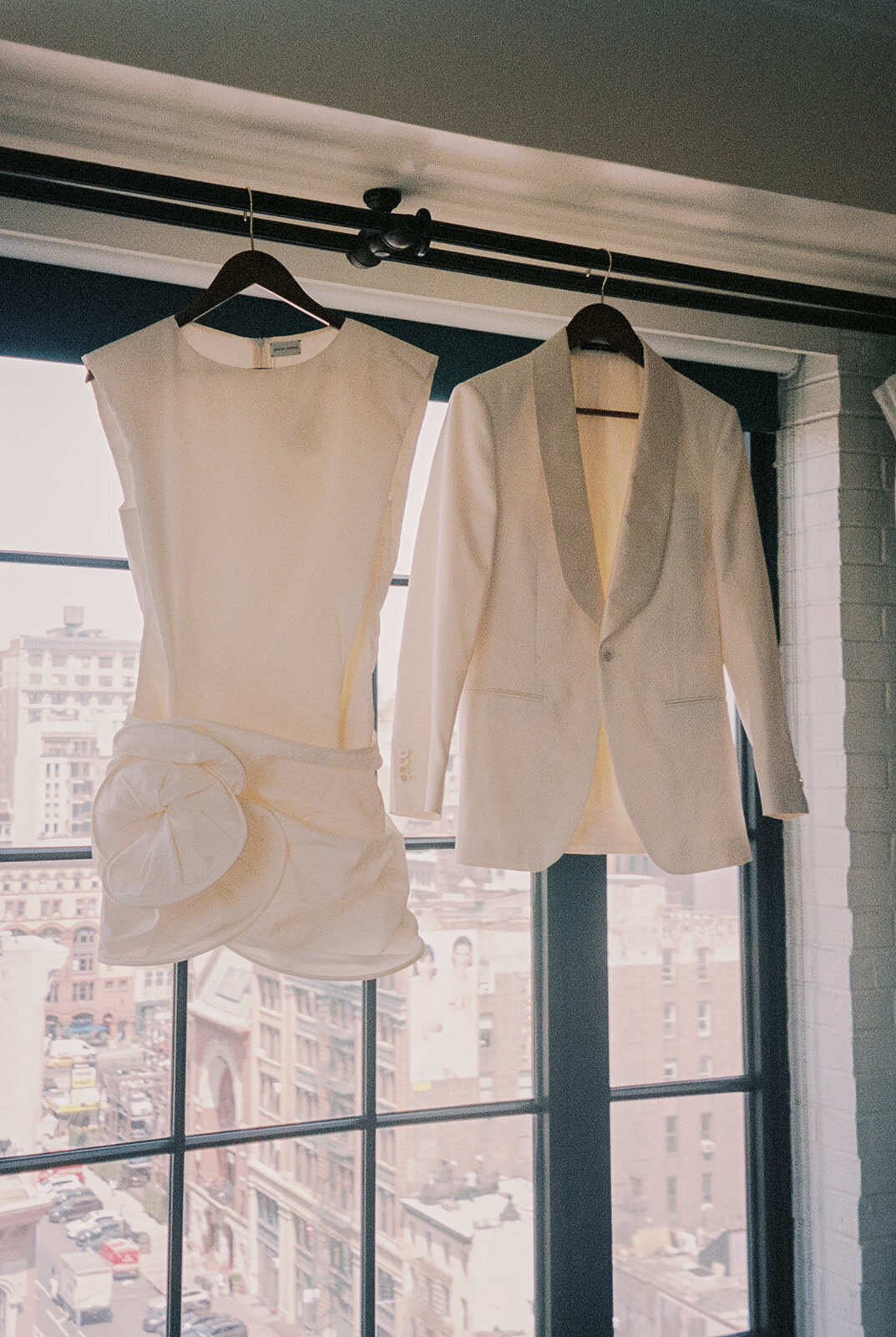 New York-City Hall-Elopement-Chic-Candid-Wedding-Larisa-Shorina-10