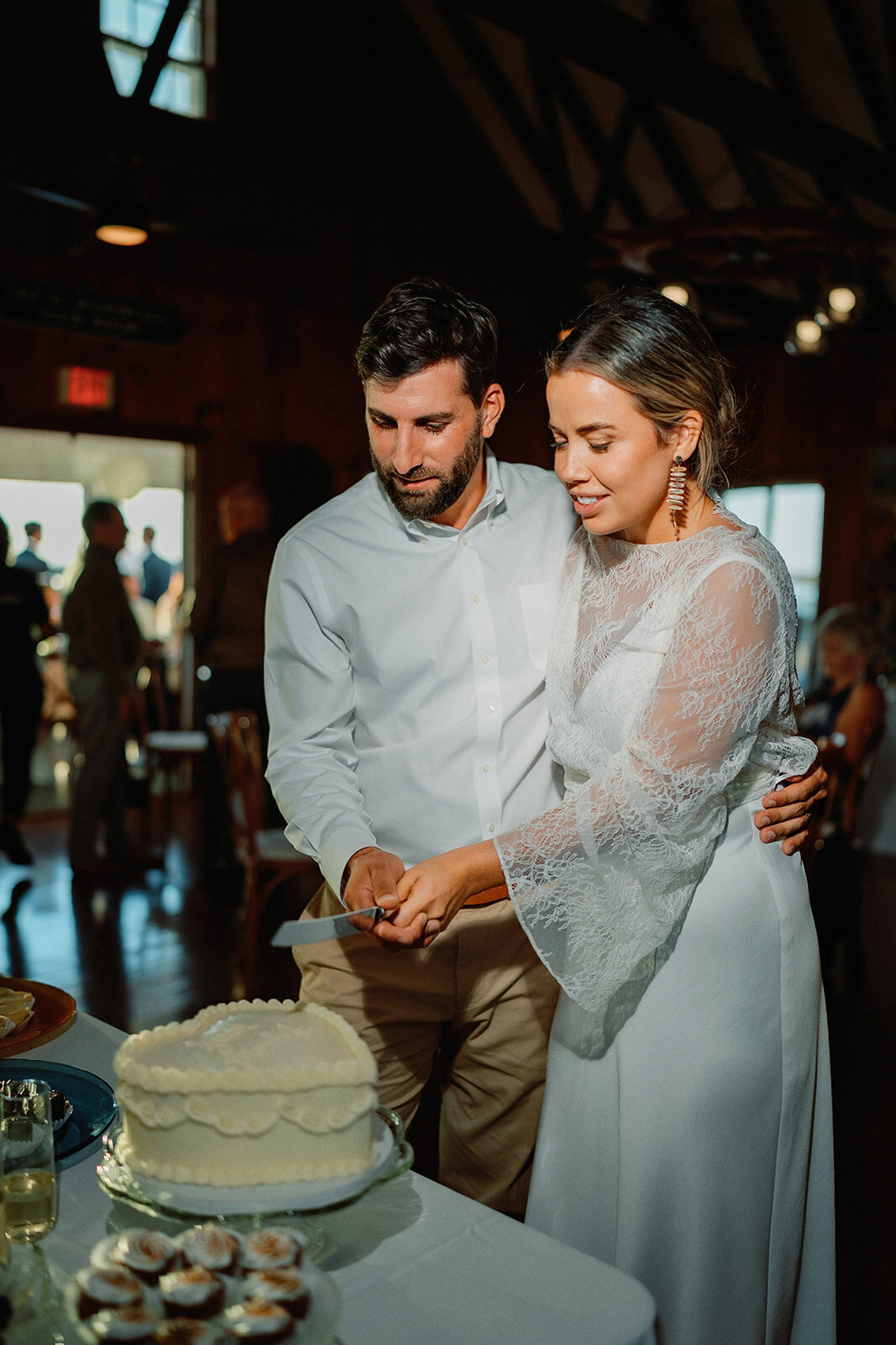cake-cutting-cape-cod-wedding