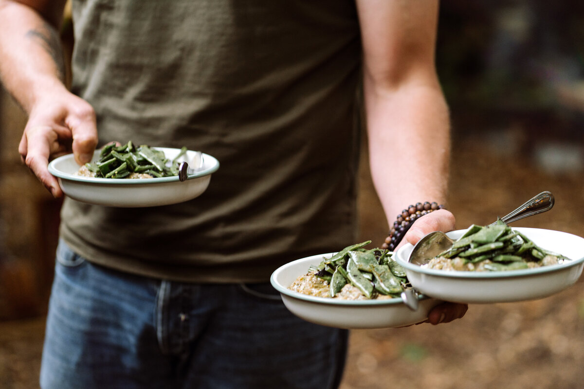 Voorgerecht uitserveren diner. Tijdens de bruiloft. Dineren in het bos. 