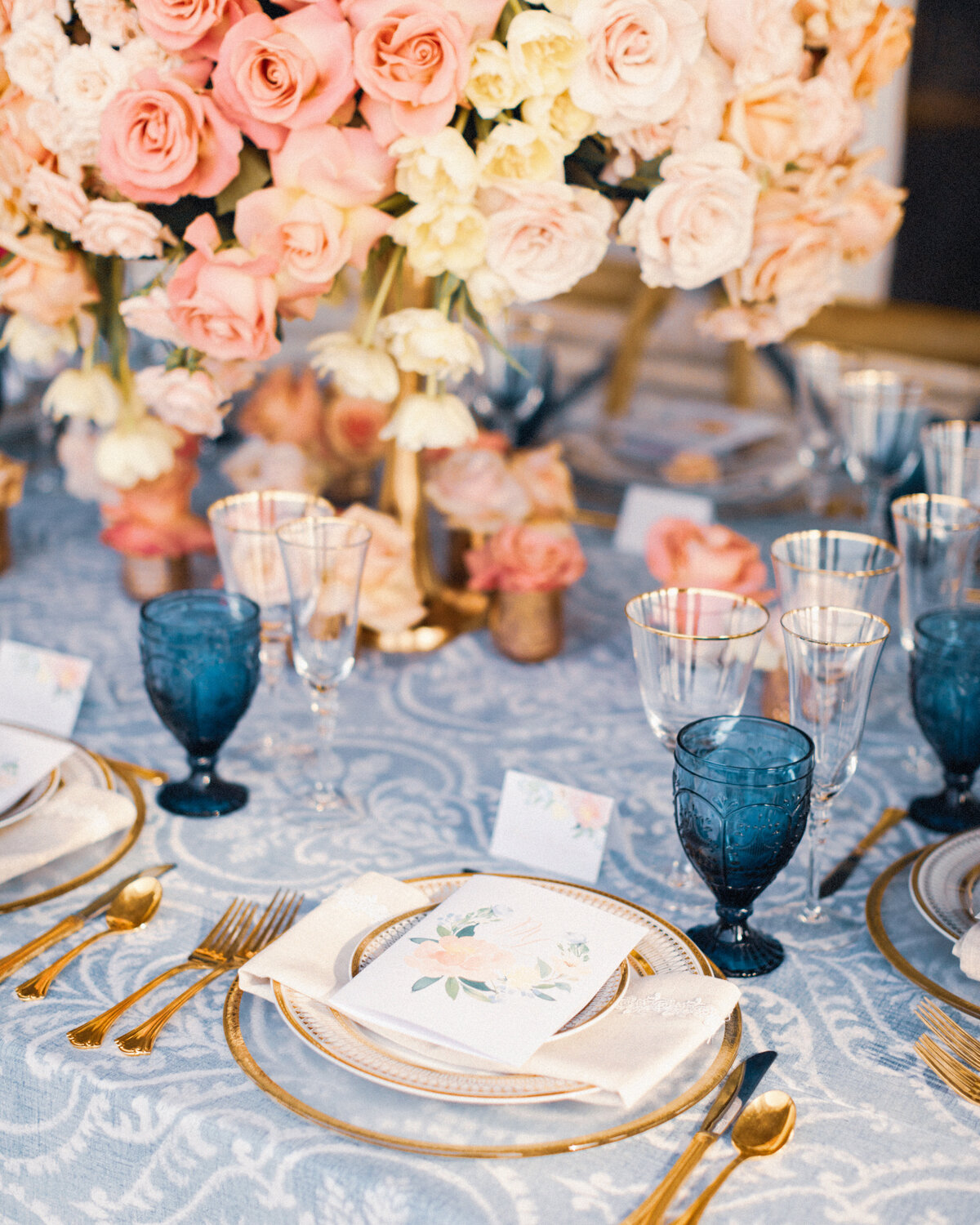 roses-glasses-table-wedding