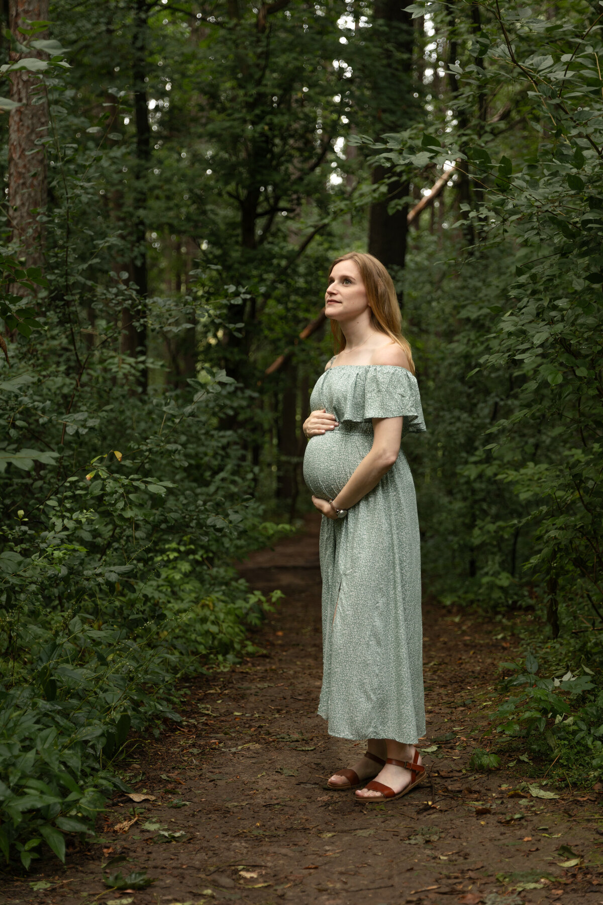 maternity-portrait-path-saginaw-forest