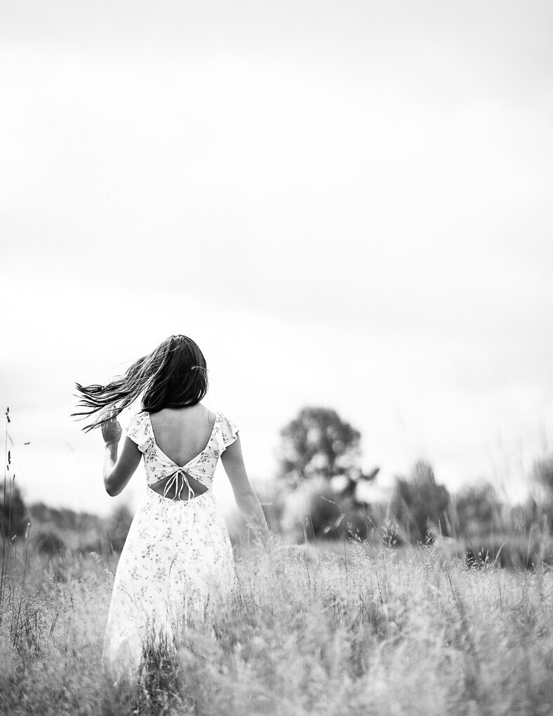 senior-portrait-bw-facing-away