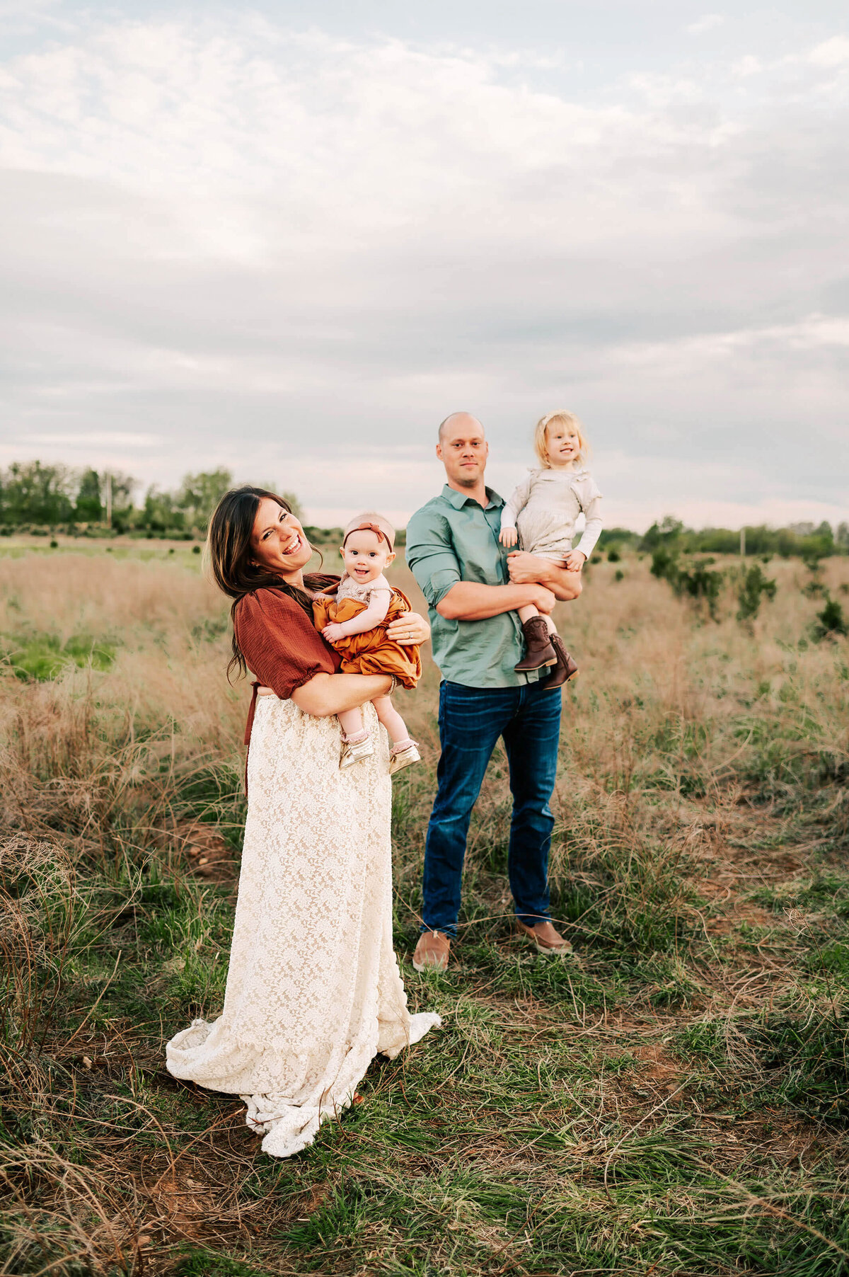 Branson family photographer Jessica Kennedy of The XO Photography captures family cuddling kids at sunset