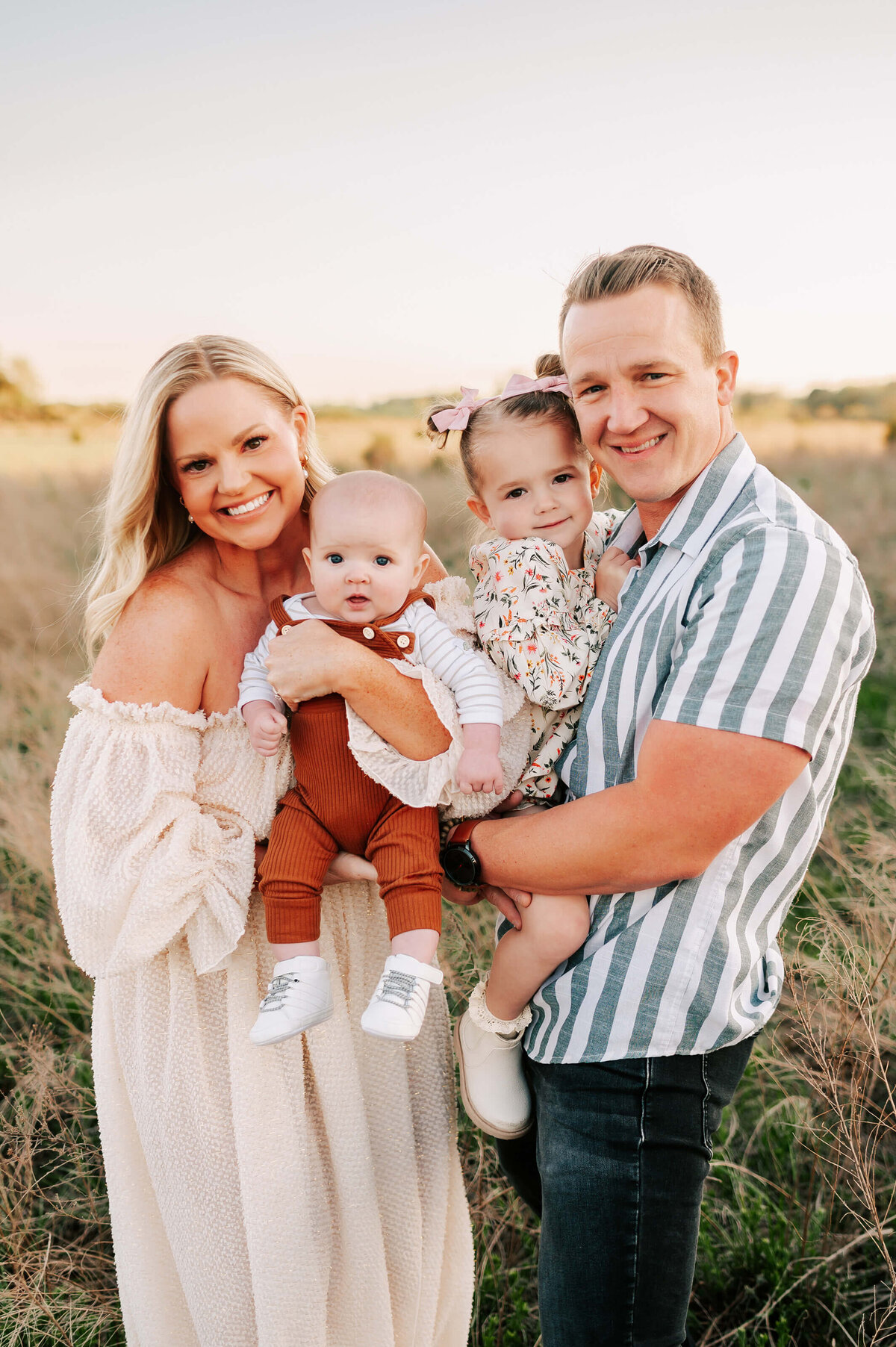Springfield MO family photographer Jessica Kennedy of The XO Photography captures family smiling cheek to cheek at sunset