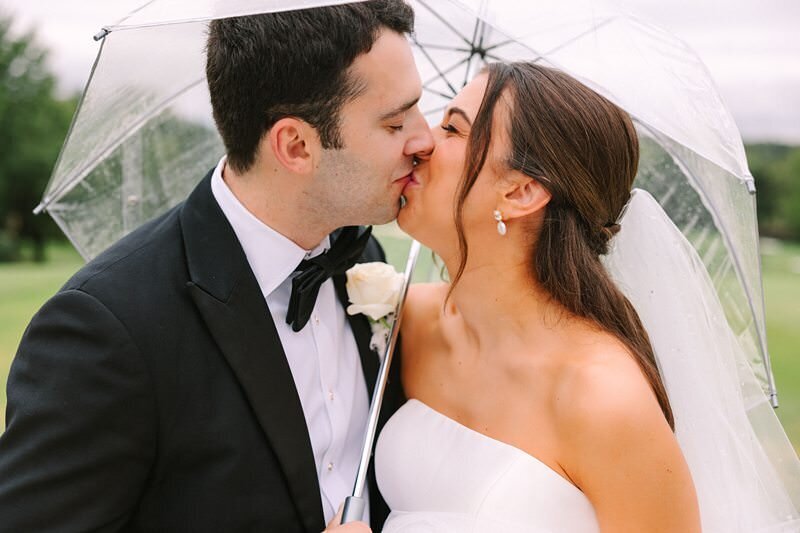 bride-and-groom-rainy-umbrella-evansville-country-club19