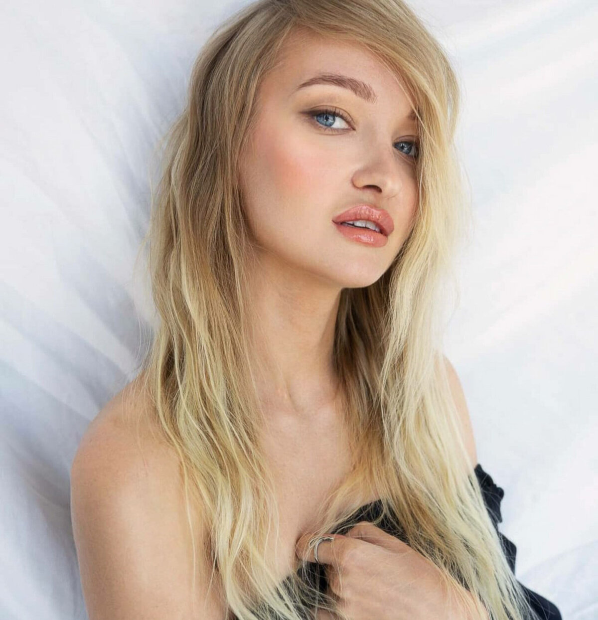 Close-up of a glowing complexion with dramatic smoky eyes and nude lips – editorial glam beauty look by Lydia Arroyo.