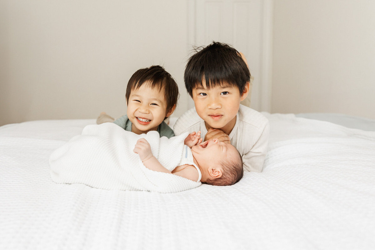Toronto-at-home-newborn-photographer-big-brothers-3