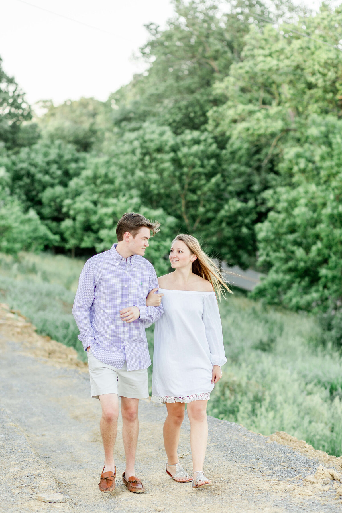 Light-and-airy-engagement-photographer-in-Midwest-Bethany-Lane-Photography-1