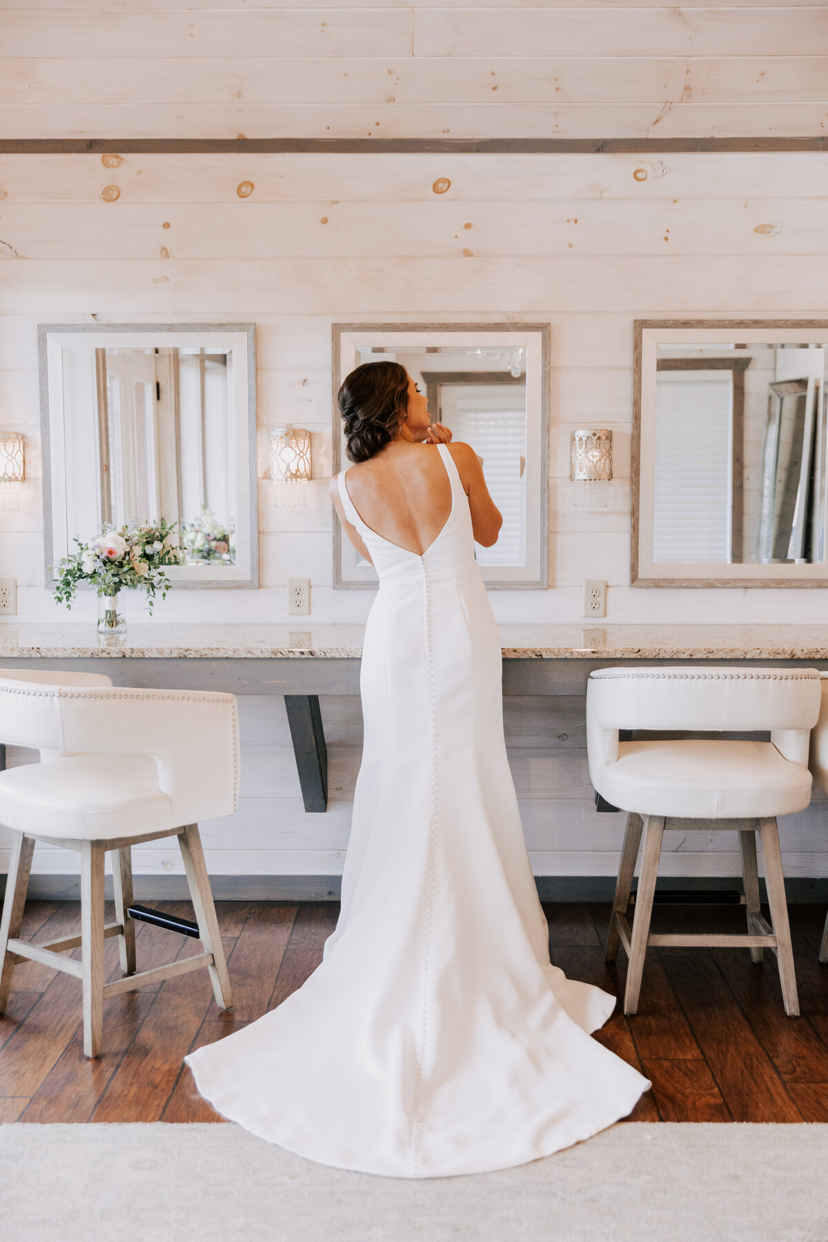 destination-wedding-venues-mountains-bridal-suite-portraits