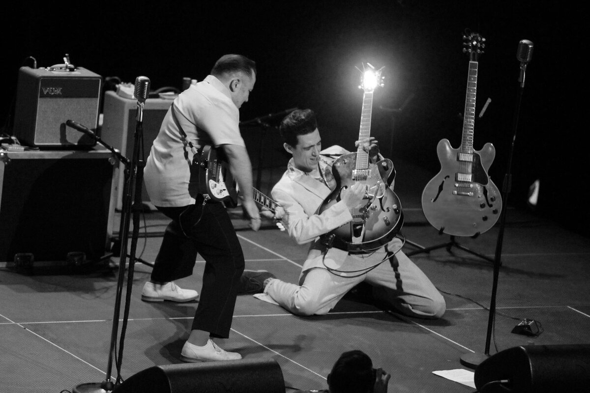 Bart Van der Moeren - BackOnFront - 067 - Howlin' Lou & His Whip Lovers