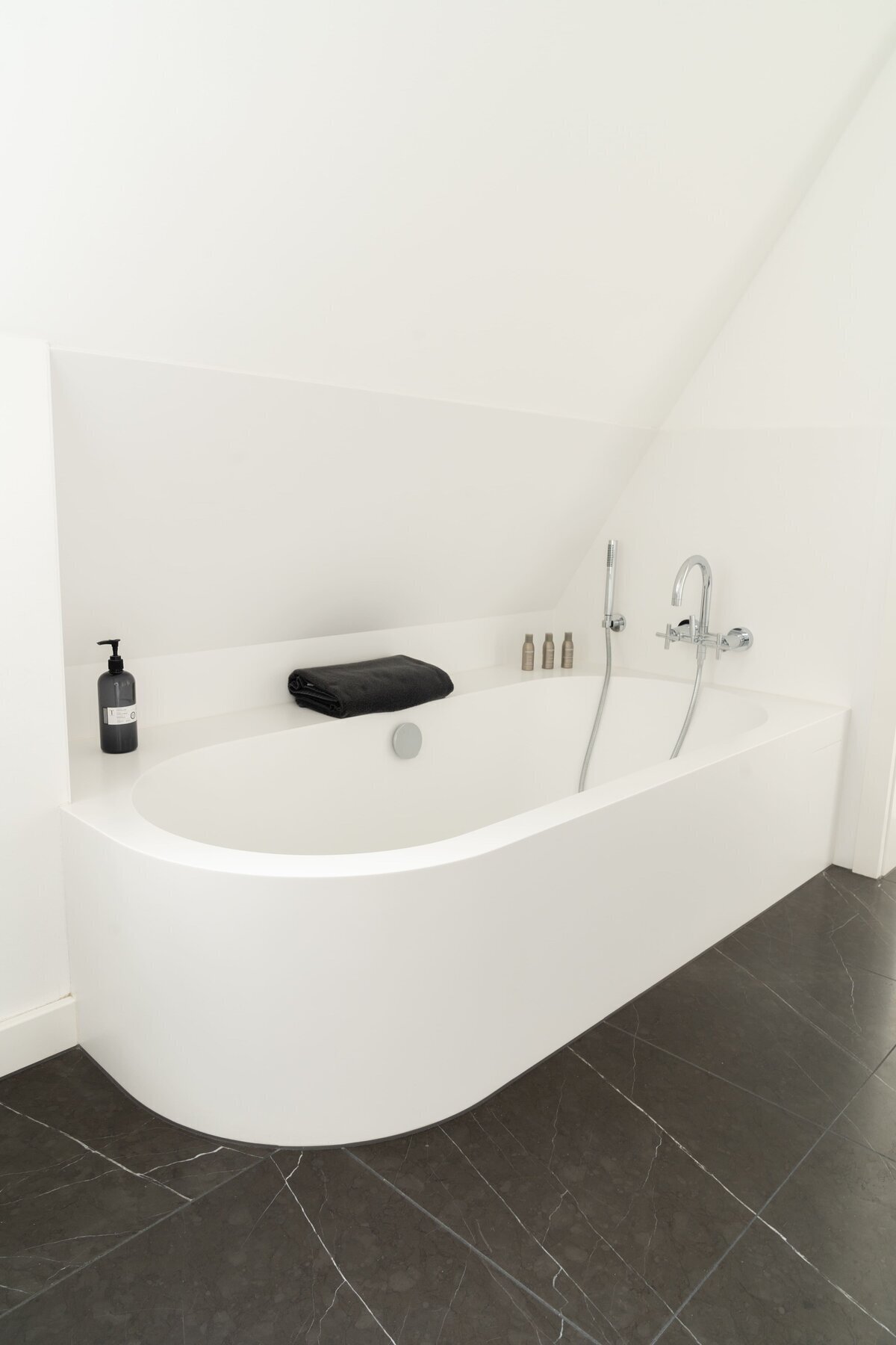 Badezimmer-Adam-Innenausbau-Badewanne-weiss