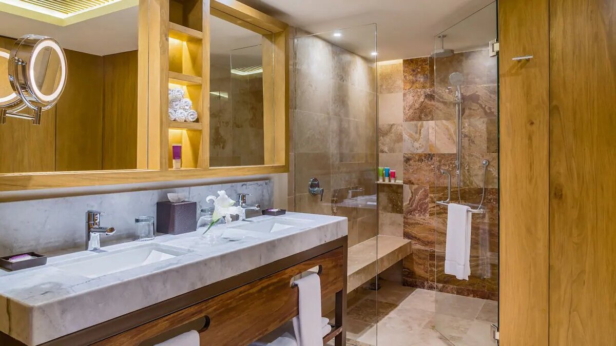 Hyatt-Ziva-Puerto-Vallarta-P283-Club-Ocean-View-Swim-Up-Suite-Bathroom.16x9